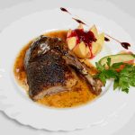 Kaczka pieczona z jabłkiem i żurawiną